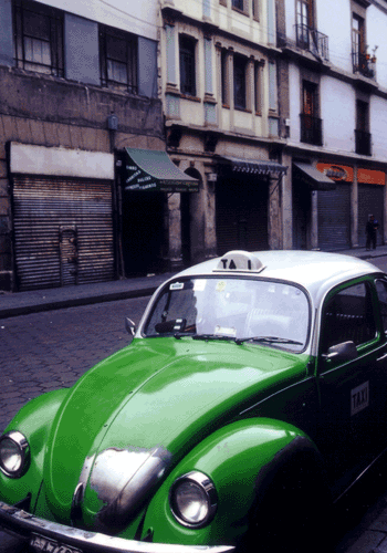 メキシコシティーのタクシーは緑ビートル.gif