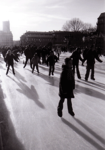 街中でアイススケート.gif